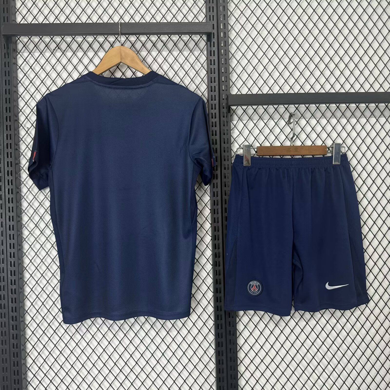 Alternative view of 2526 Paris Saint Germain