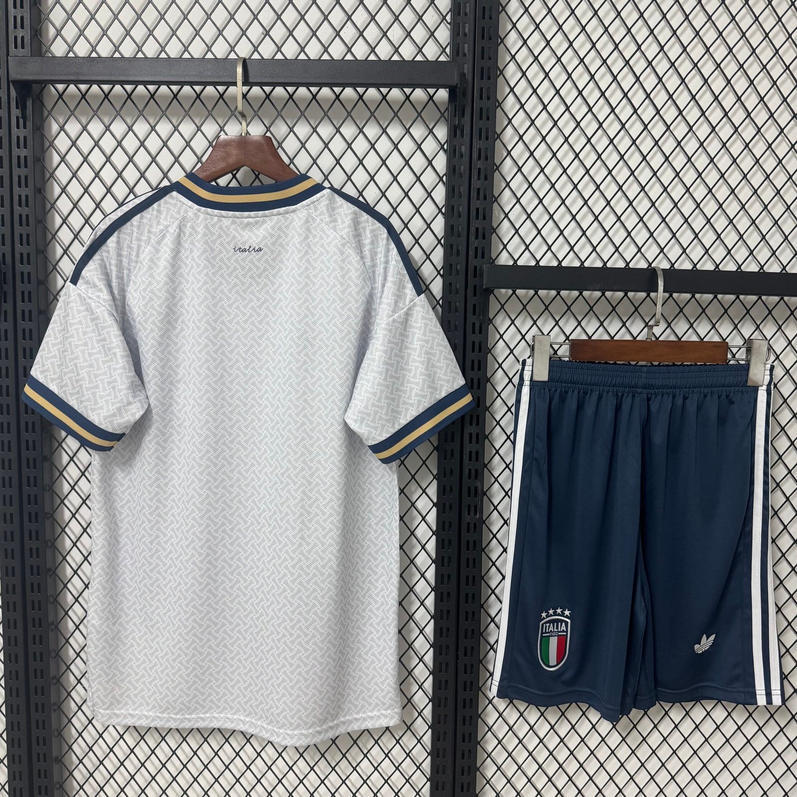 Alternative view of 2627 Italian customers