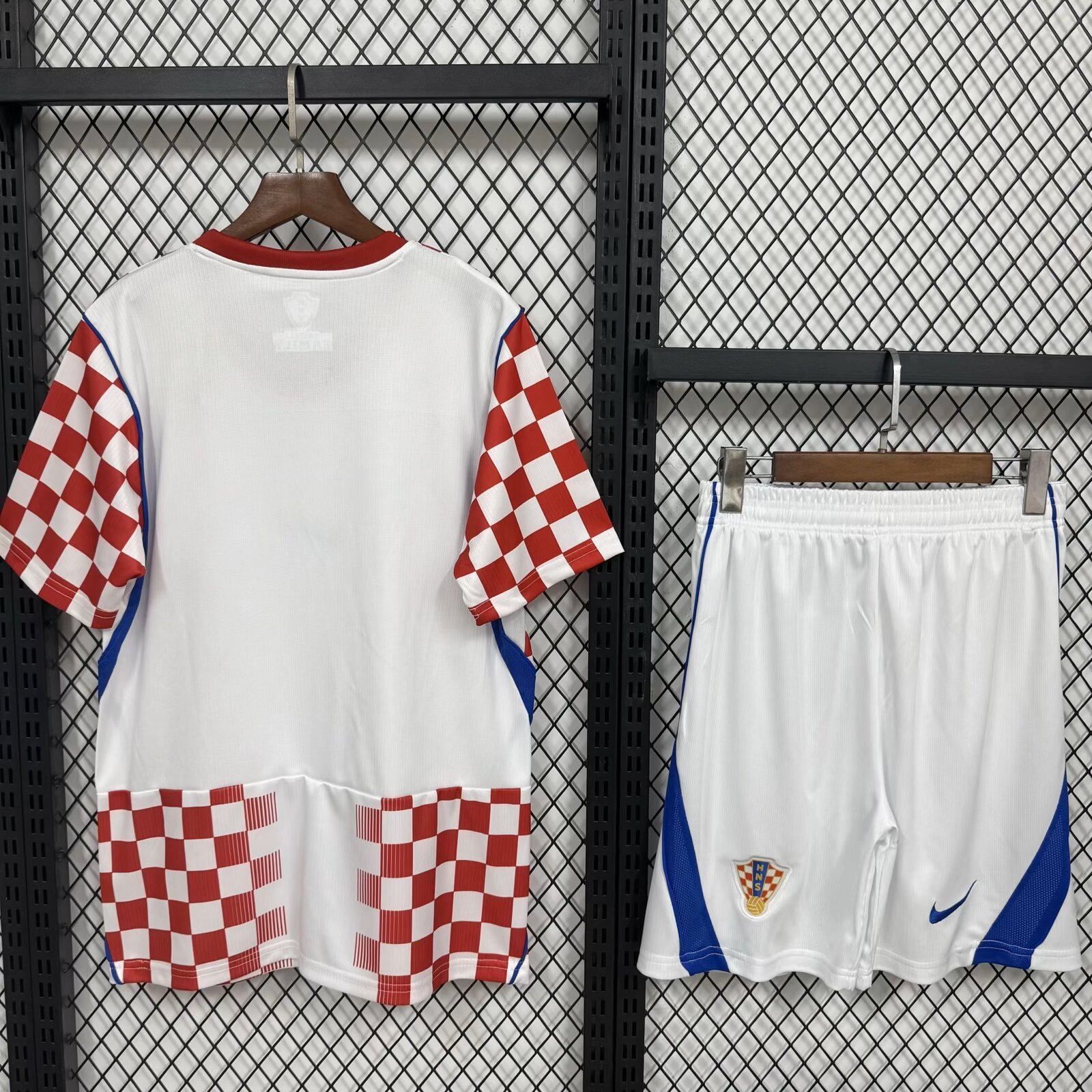 Alternative view of 2627 Croatian host