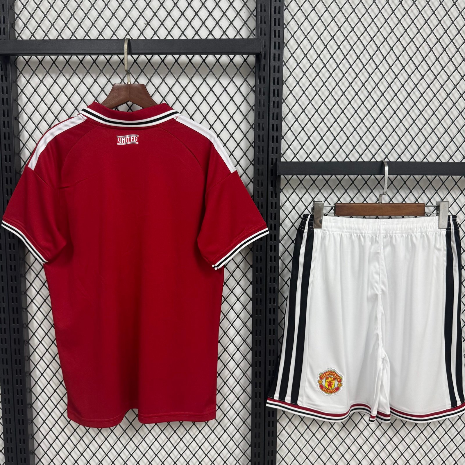 2627 Manchester United hosts - Image 4