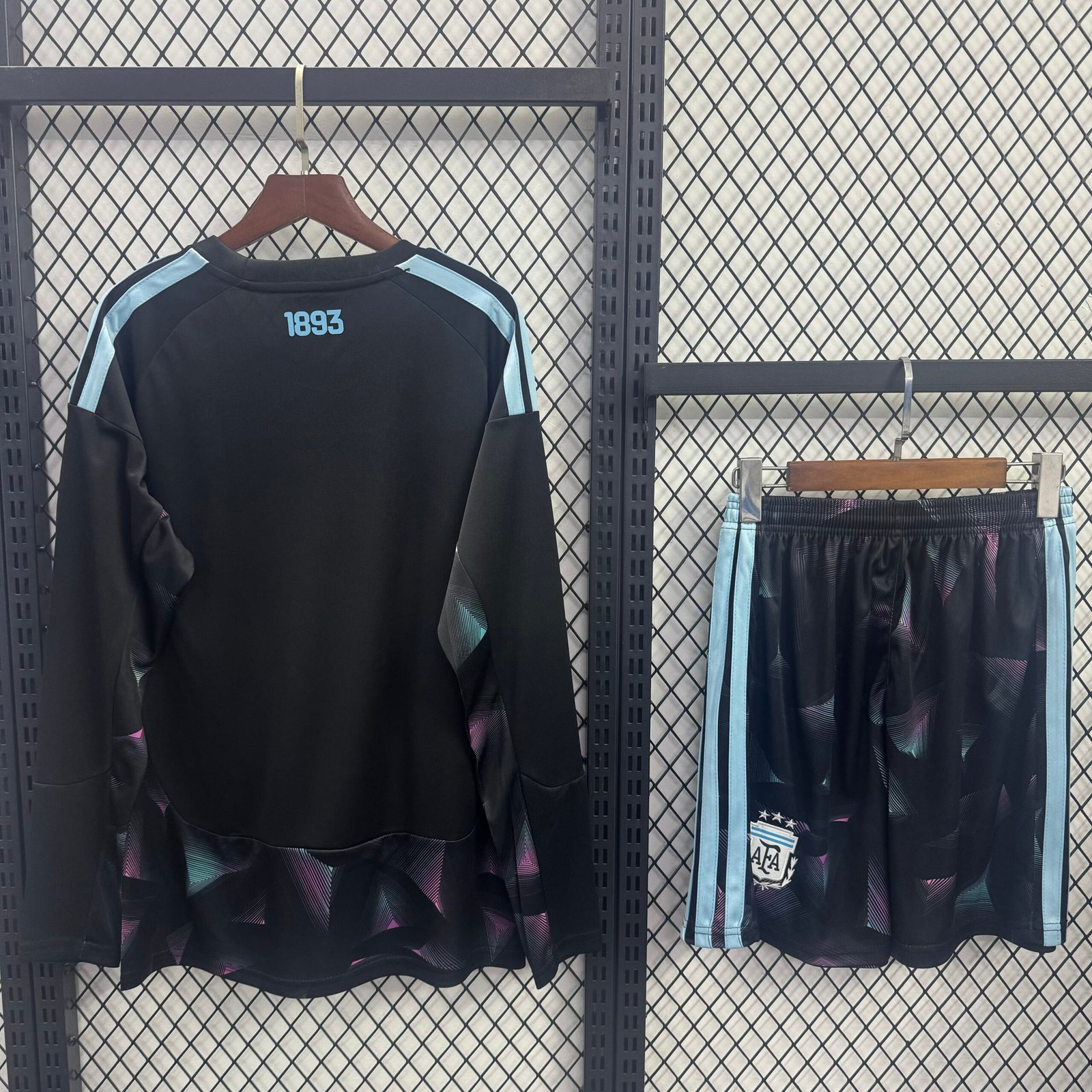 Alternative view of Argentine goalkeeper long sleeved
