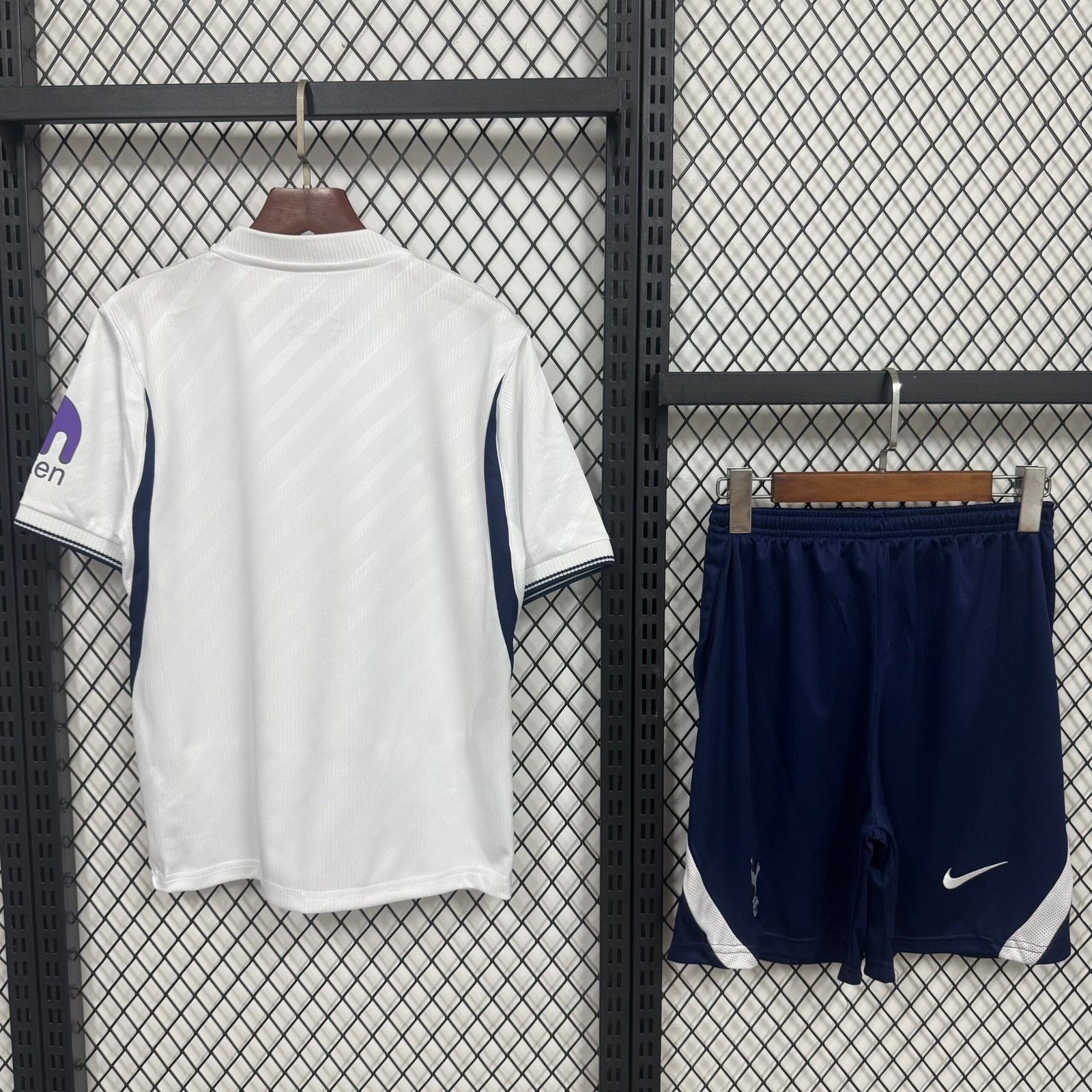 Alternative view of 2627 Tottenham Hotspur host
