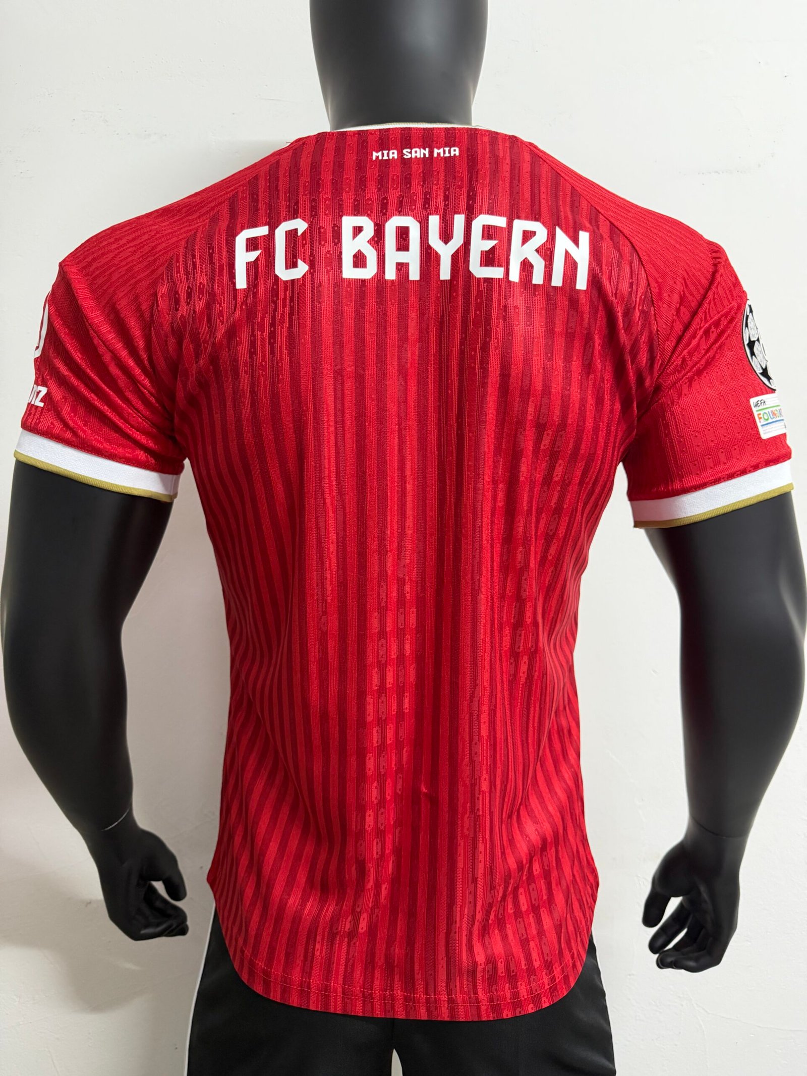 Alternative view of Player 26-27 Bayern wears Champions League armband at home