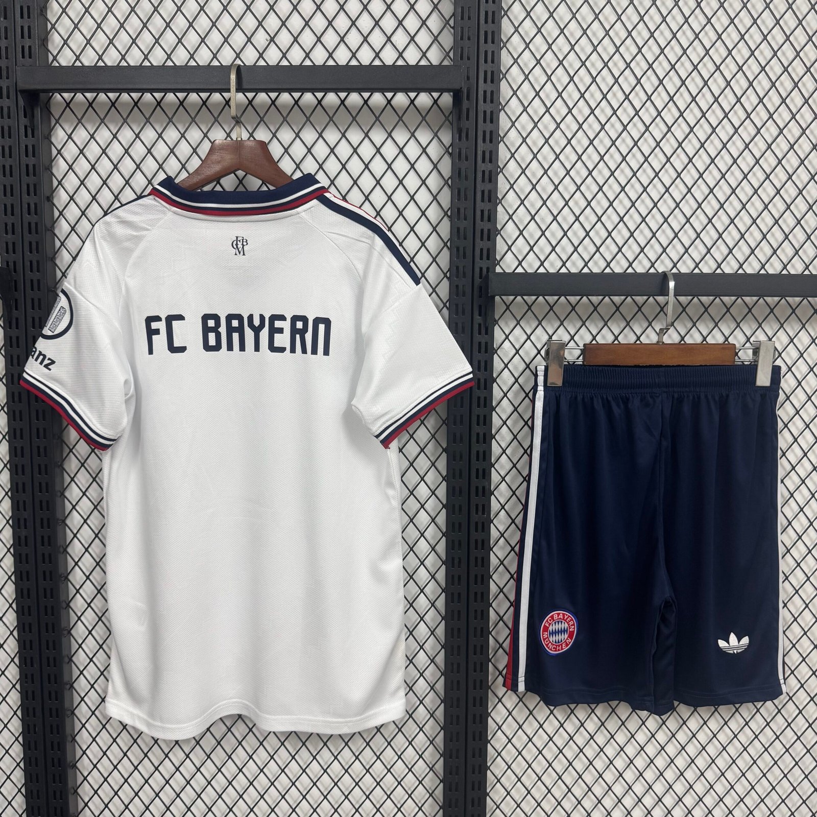 Alternative view of 2627 Bayern Munich Guest